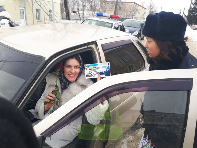 
        Сотрудники Госавтоиспекции поздравили пензенских автоледи с Международным женским днем    