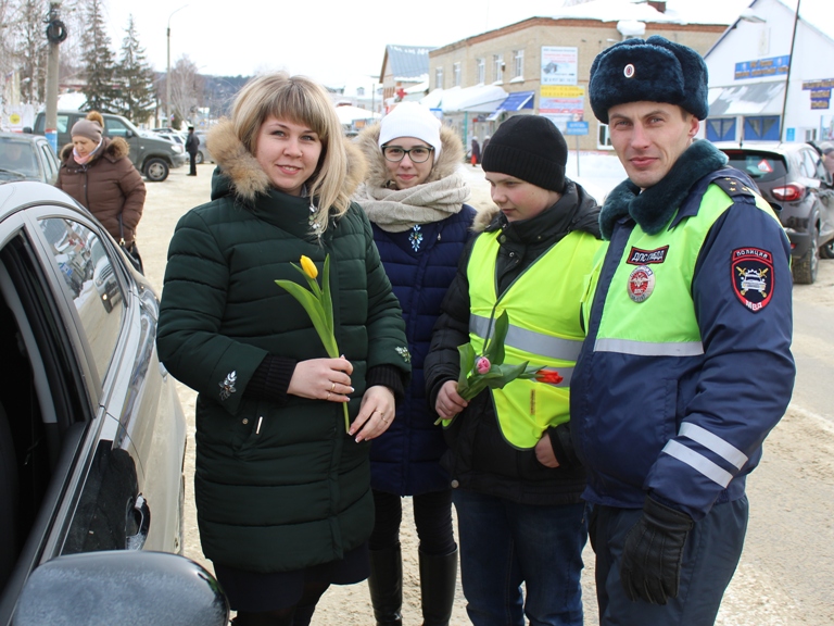 
        Сотрудники Госавтоиспекции поздравили пензенских автоледи с Международным женским днем    