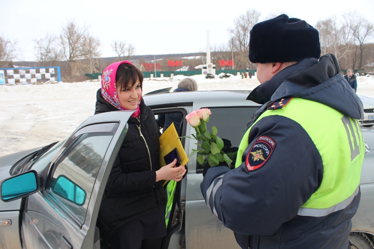 
        Сотрудники Госавтоиспекции поздравили пензенских автоледи с Международным женским днем    