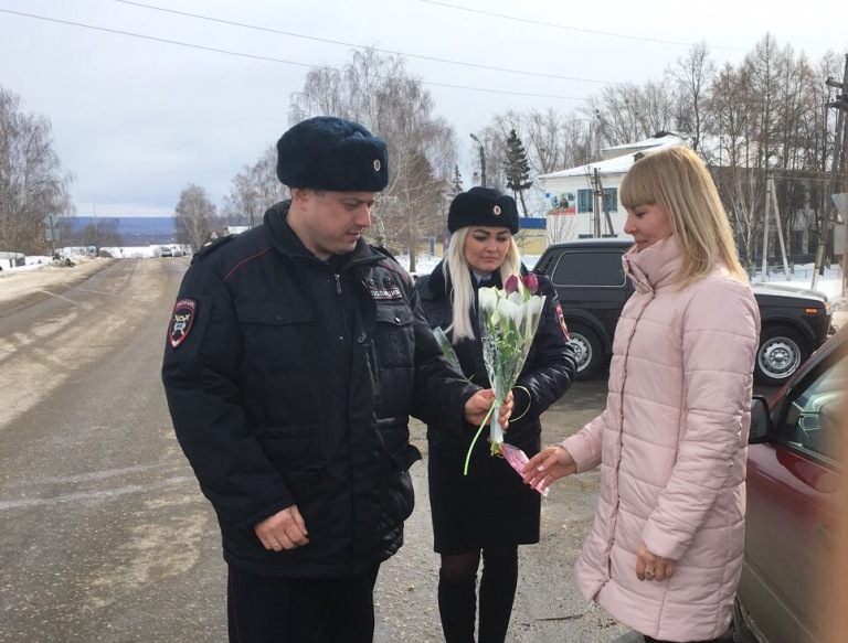 
        Сотрудники Госавтоиспекции поздравили пензенских автоледи с Международным женским днем    
