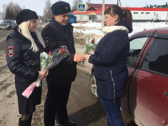 
        Сотрудники Госавтоиспекции поздравили пензенских автоледи с Международным женским днем    